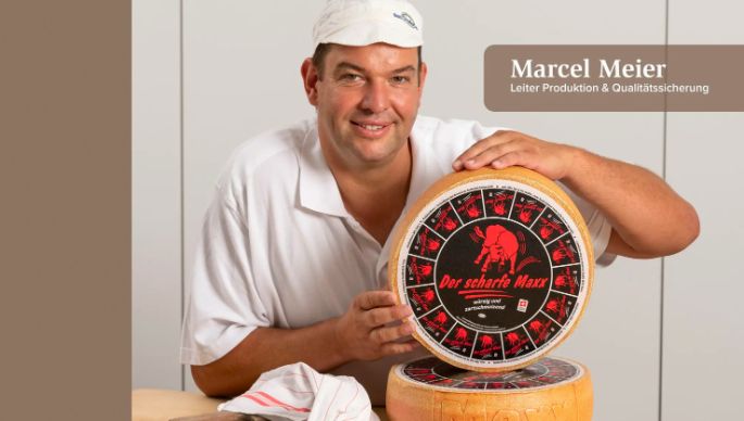 Marcel Meier (Leiter Produktion & Qualitätssicherung der Käserei Studer) präsentiert den Käse «Der scharfe Maxx».